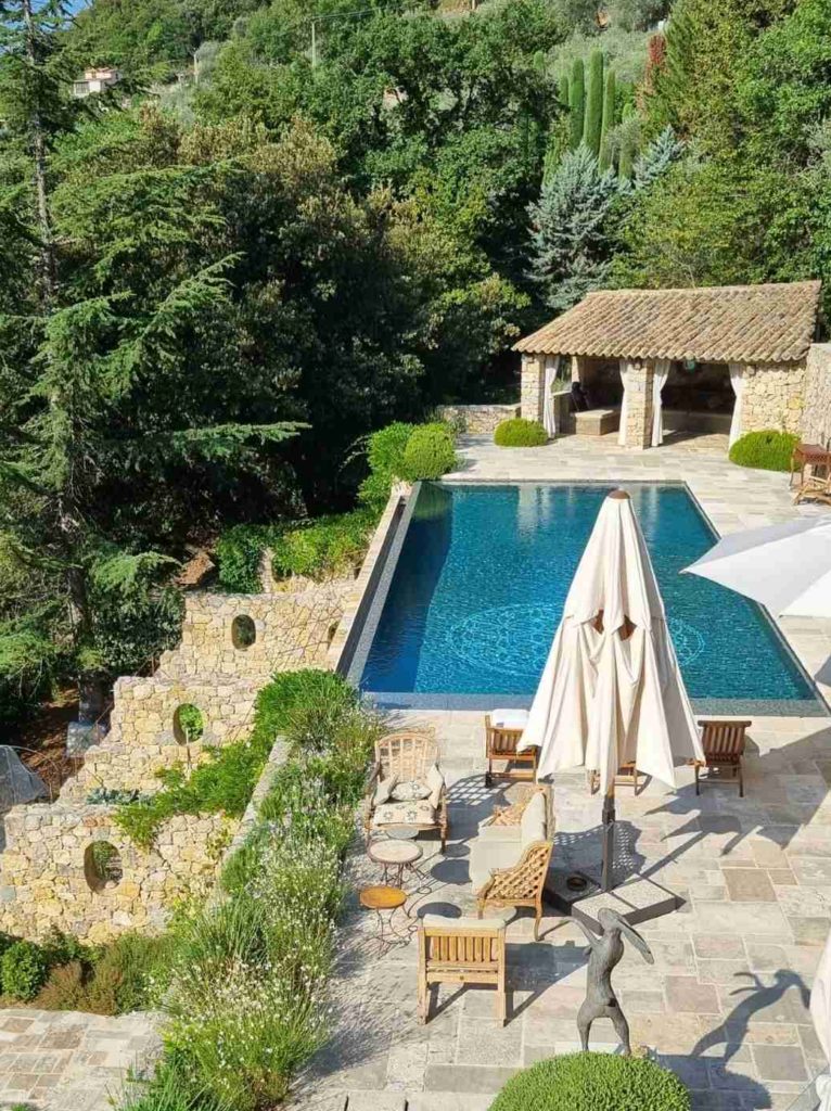 Jardin méditerranéen avec piscine et dallage en pierre naturelle