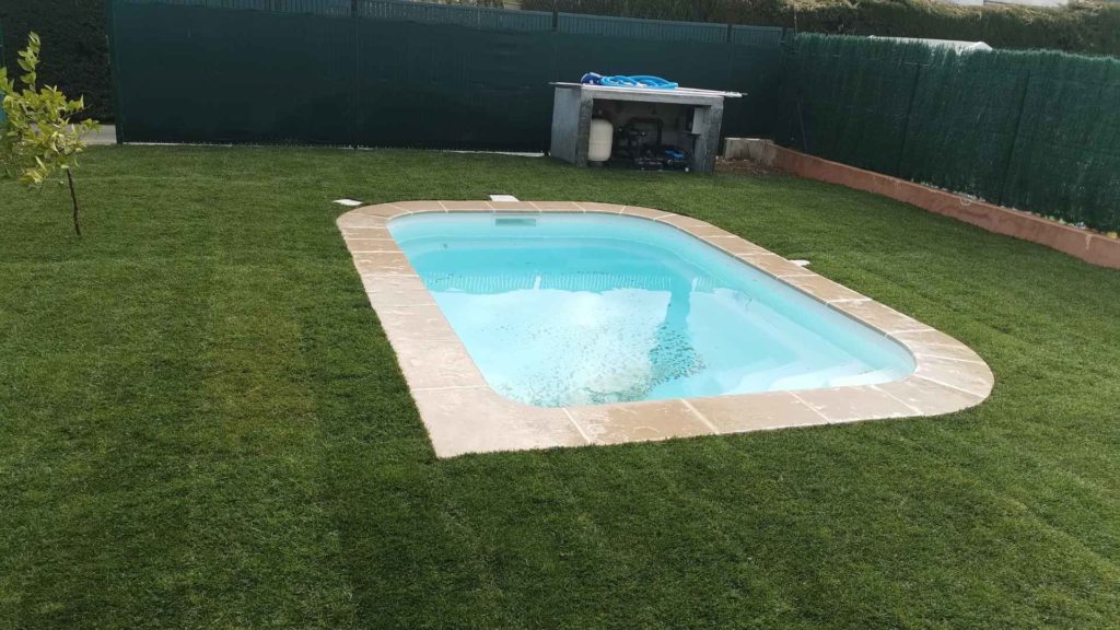 Mise en place d'un gazon en plaques et arrosage automatique autour d'une petite piscine aux plans de Carros