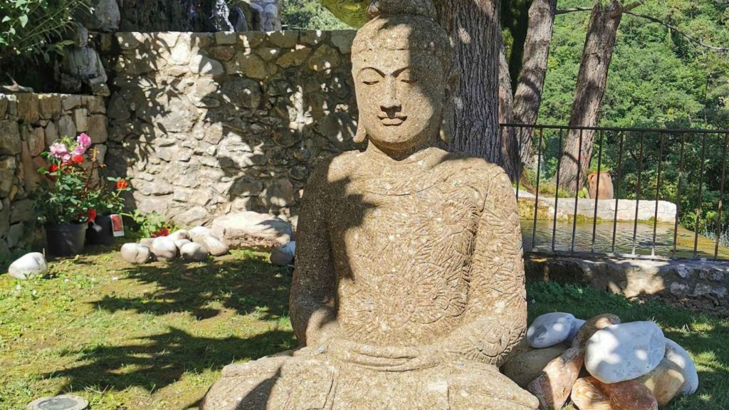 Livraison d'une statue de Buddha en pierre de grande taille dans un jardin à Gilette